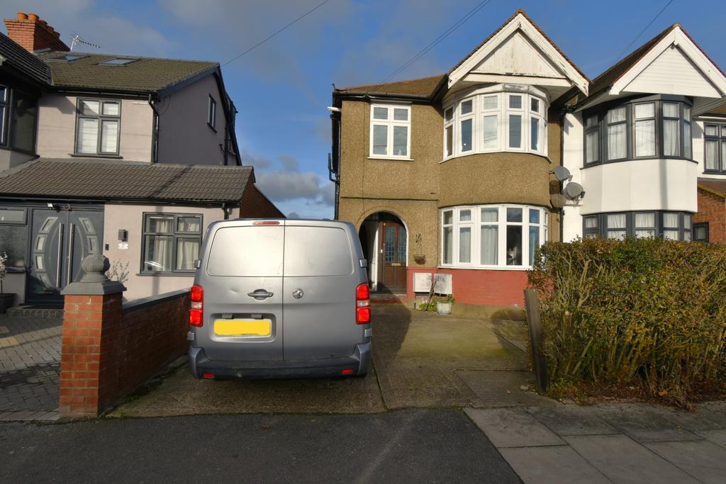 Refurbished 1-Bedroom Flat in Streatfield Road, K