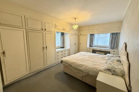 3 bedroom ground floor flat for sale, Lodge Close, Edgware HA8