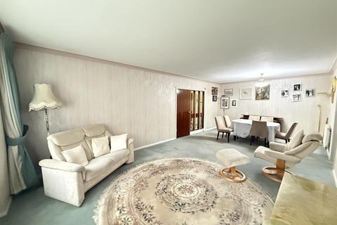 3 bedroom ground floor flat for sale, Lodge Close, Edgware HA8
