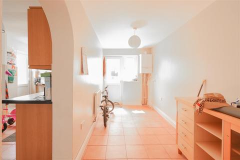 3 bedroom terraced house to rent, The Earls Croft, Coventry CV3