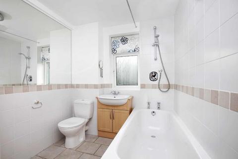2 bedroom flat to rent, Sutton Lane North Chiswick London
