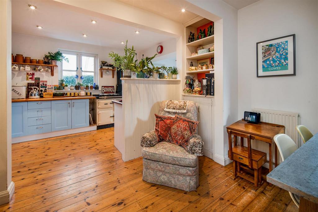 Dining room to kitchen
