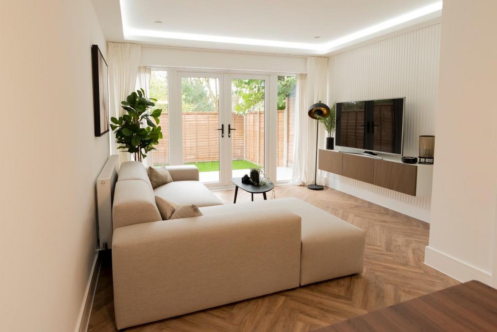 Newbuildhomesoutsidelondon Lounge.jpg