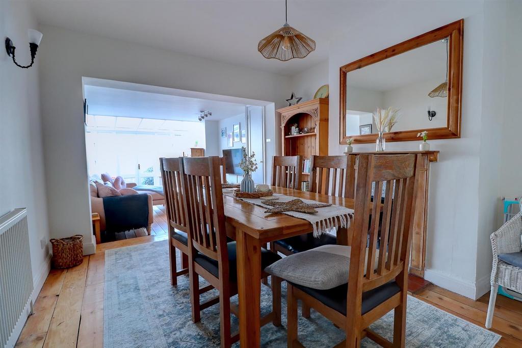 Dining area 1.jpg