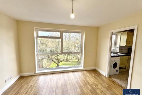 2 bedroom flat for sale, Hadley Road, Barnet EN5