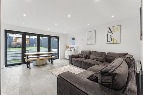 3 bedroom terraced house for sale, Thatchers Close, Loughton