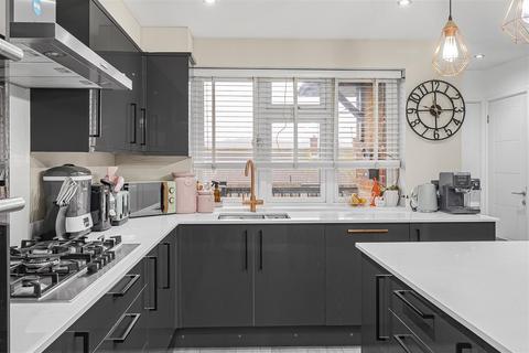 3 bedroom terraced house for sale, Thatchers Close, Loughton