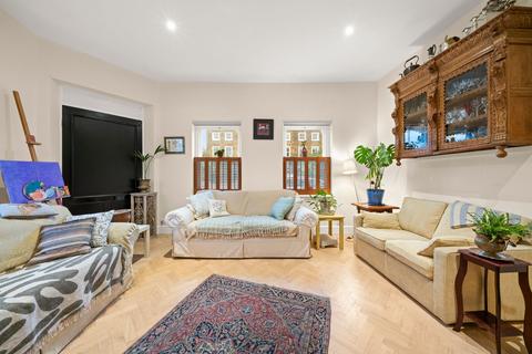 undefined, Station Road, Hampton, TW12