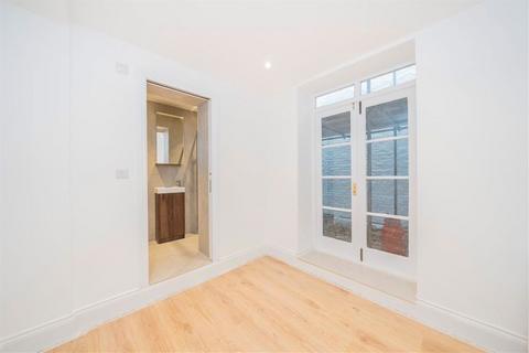 2 bedroom flat to rent, Conway Street, London W1T