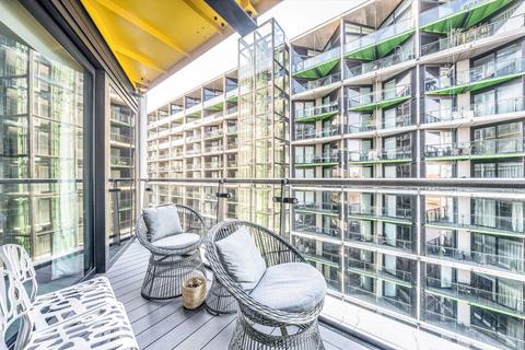 2 bedroom flat for sale, Riverlight Quay, London SW11