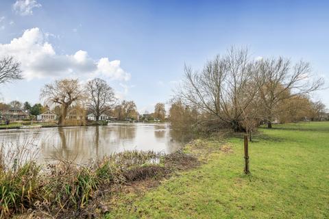 3 bedroom bungalow for sale, Towpath, Shepperton, TW17