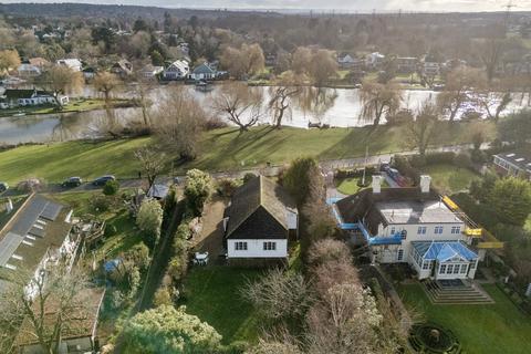 3 bedroom bungalow for sale, Towpath, Shepperton, TW17