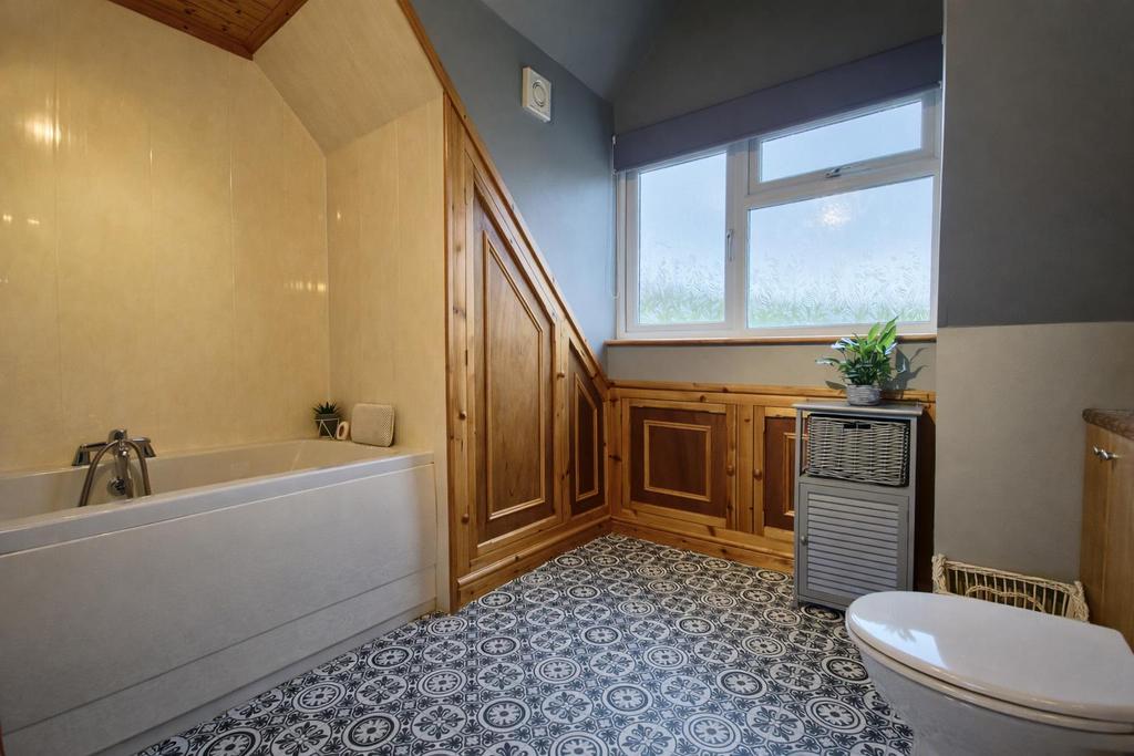 Upstairs Bathroom 2.png