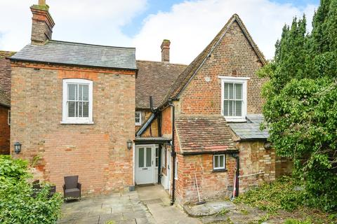 2 bedroom flat to rent, High Street, Buckingham MK18