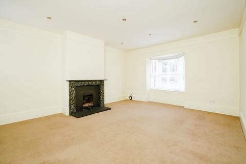 2 bedroom flat to rent, High Street, Buckingham MK18
