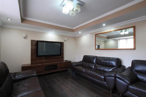 undefined, Kingswood Avenue, Hounslow TW3