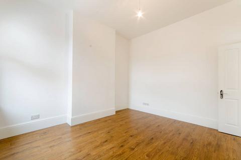 2 bedroom flat to rent, Richborough Road, Cricklewood, London, NW2