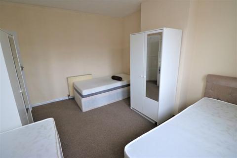 3 bedroom end of terrace house to rent, Stevens Road, Dagenham RM8
