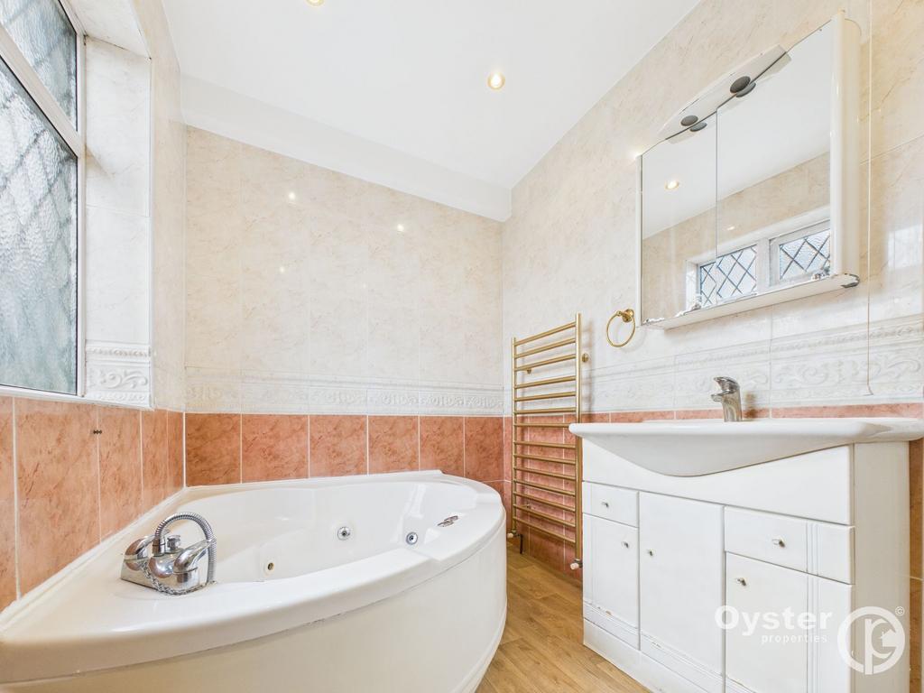 Family Bathroom 1