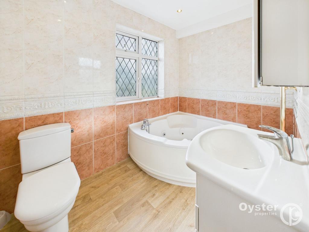 Family Bathroom 1