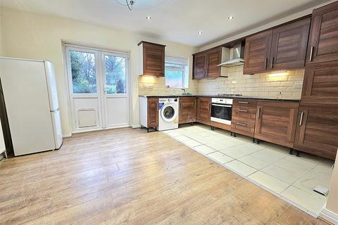 3 bedroom semi-detached house to rent, Laughton Road, Northolt