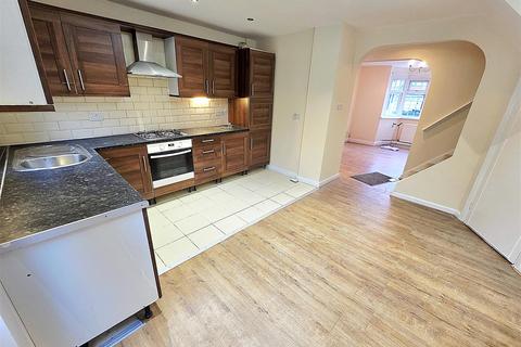 3 bedroom semi-detached house to rent, Laughton Road, Northolt