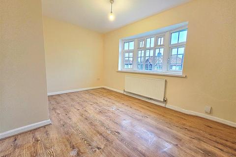 3 bedroom semi-detached house to rent, Laughton Road, Northolt