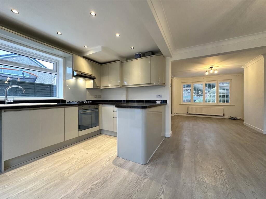 3 bed detached house to rent Greenfield Link, Lon