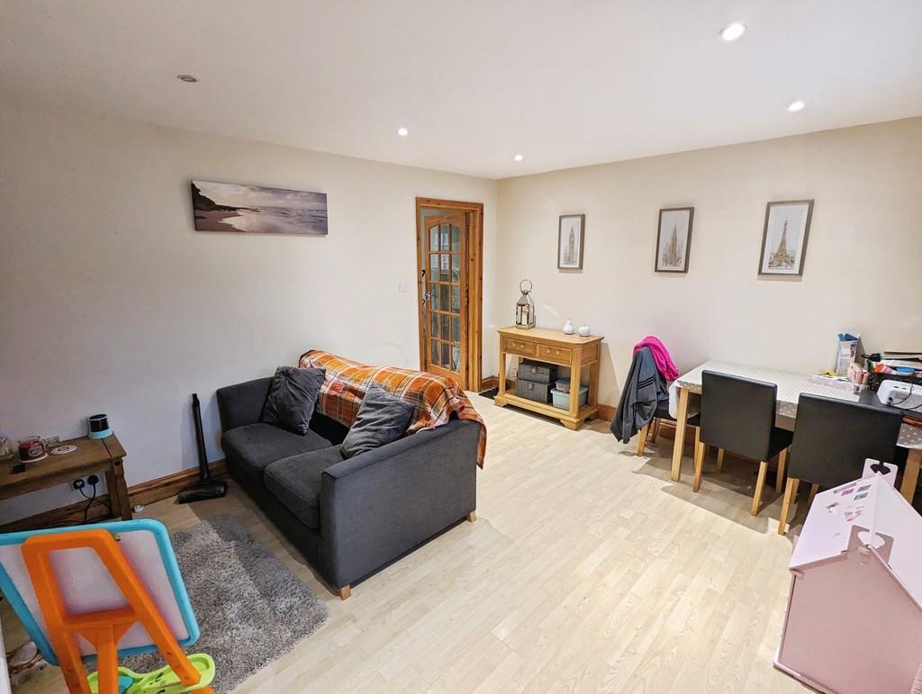 Living Room (b)