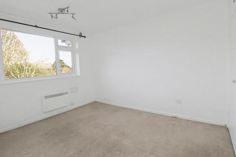 2 bedroom flat for sale, Queens Road, Hersham KT12