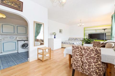 Studio to rent, Grosvenor Gardens, London NW2