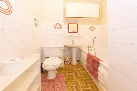 Studio to rent, Grosvenor Gardens, London NW2