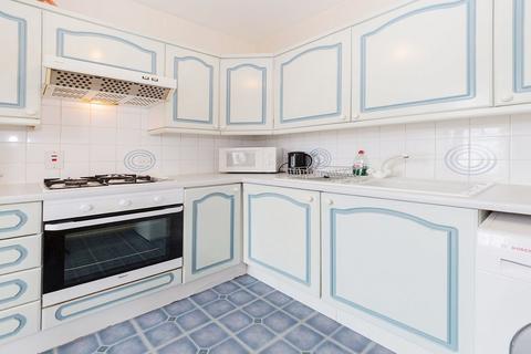 Studio to rent, Grosvenor Gardens, London NW2