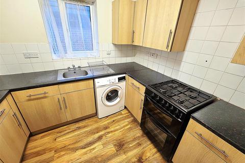 2 bedroom apartment to rent, Bittern Close, Hayes