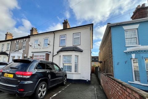 1 bedroom ground floor flat for sale, Victoria Road, Romford