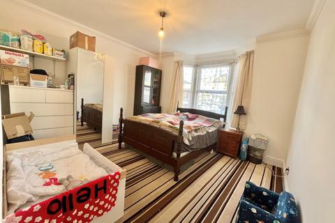 1 bedroom ground floor flat for sale, Victoria Road, Romford