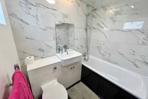 1 bedroom ground floor flat for sale, Victoria Road, Romford
