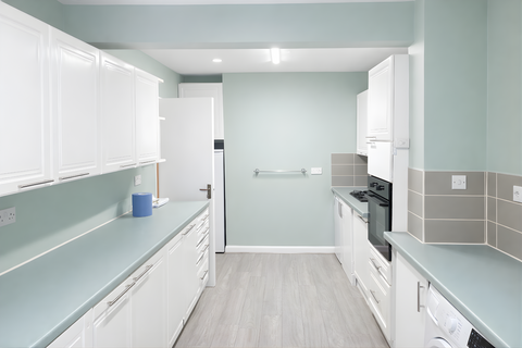 3 bedroom bungalow to rent, Field Way, Aldershot GU12