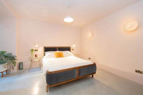 2 bedroom flat to rent, Emperors Gate, London SW7