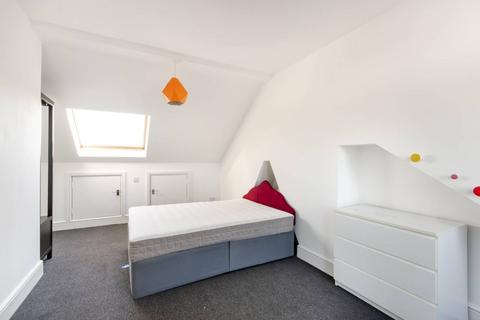 3 bedroom maisonette to rent, Leghorn Road, Kensal Green, London, NW10