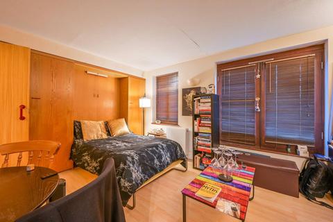 undefined, Discovery Walk, Wapping, London, E1W