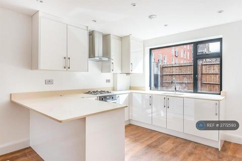 2 bedroom flat to rent, Willow Court, Edgware, HA8