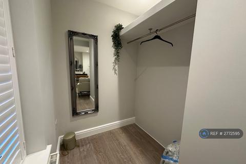 1 bedroom in a house share to rent, Grove Park Road, London, SE9