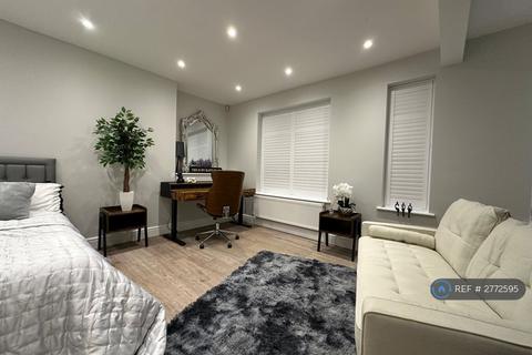 1 bedroom in a house share to rent, Grove Park Road, London, SE9