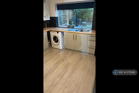 2 bedroom flat to rent, Harwich Road, Colchester, CO4