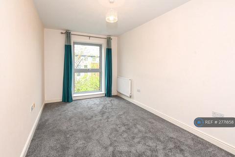 2 bedroom flat to rent, Coombe Way, Farnborough, GU14