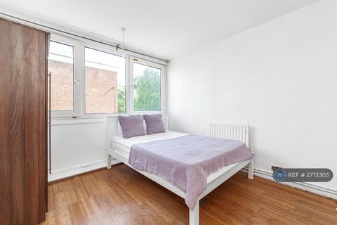 1 bedroom in a house share to rent, Dowdeswell Close, London, SW15