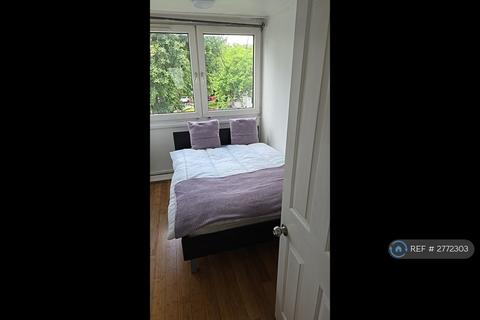 1 bedroom in a house share to rent, Dowdeswell Close, London, SW15