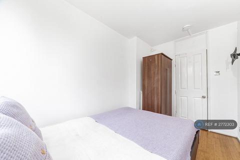 1 bedroom in a house share to rent, Dowdeswell Close, London, SW15