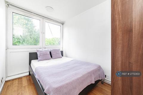 1 bedroom in a house share to rent, Dowdeswell Close, London, SW15